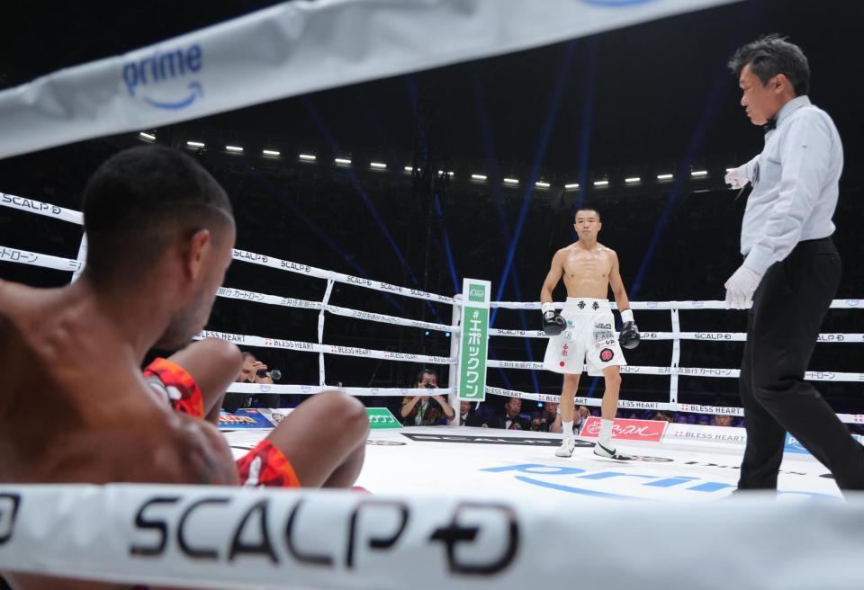 　１回、ミシェル・バンケス（手前）からダウンを奪った増田陸（撮影・吉澤敬太）