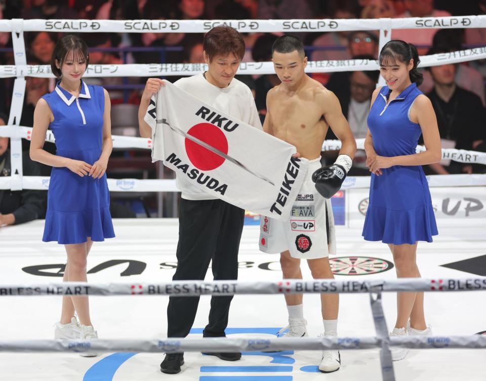 　勝利し、ポーズをとる増田陸（左から３人目）＝撮影・西岡正