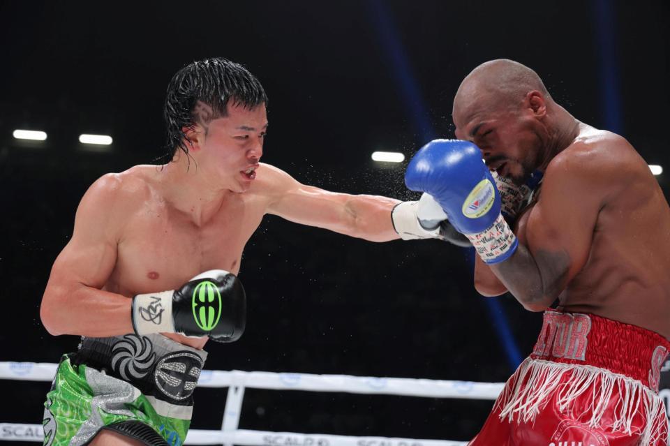 　８回、ビクトル・サンティリャン（右）を攻める那須川天心（撮影・吉澤敬太）