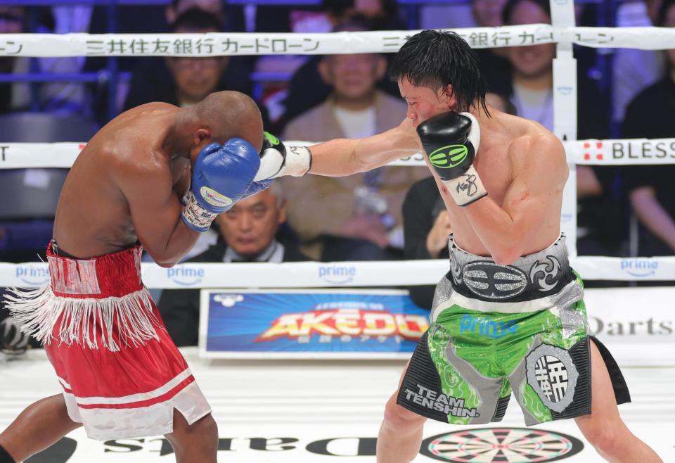 　５回、ビクター・サンティリャン（左）に右ストレートを浴びせる那須川天心（撮影・西岡正）
