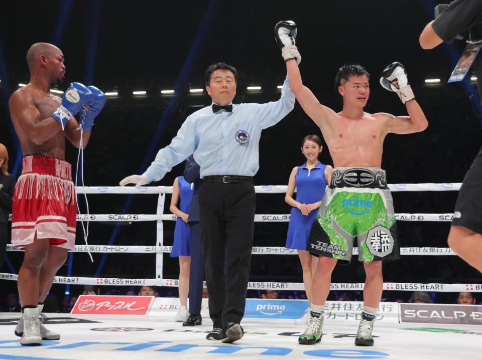 　判定勝ちした那須川天心（右）＝撮影・吉澤敬太