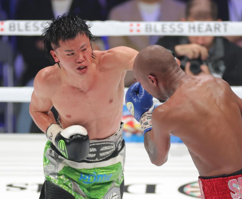 　１０回、ビクター・サンティリャン（右）に左フックを浴びせる那須川天心（撮影・西岡正）