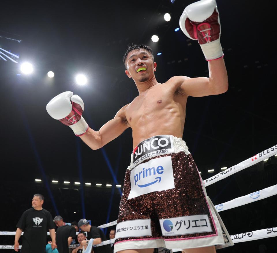 　６回、終了時に西田凌佑が棄権し勝利した中谷潤人（撮影・吉澤敬太）