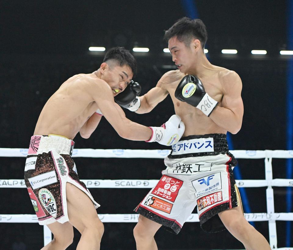 　１回、攻め合う中谷潤人（左）と西田凌佑