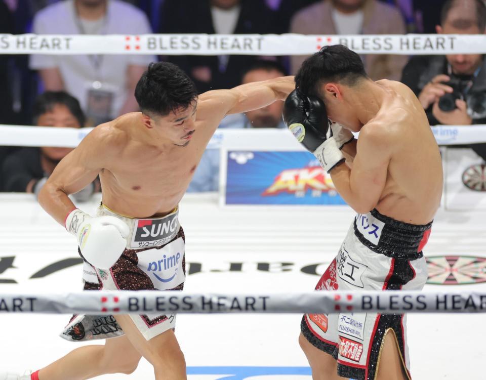 　２回、西田凌佑（右）に左フックを放つ中谷潤人（撮影・西岡正）