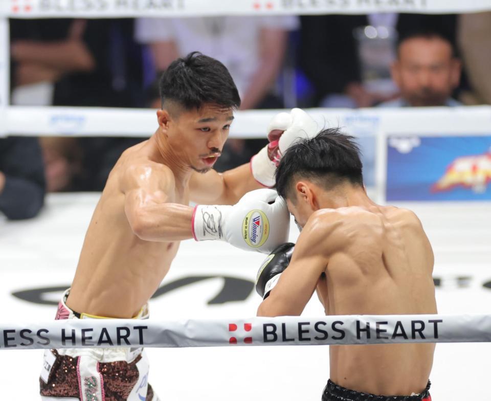 　１回、西田凌佑（右）に右フックを放つ中谷潤人（撮影・西岡正）