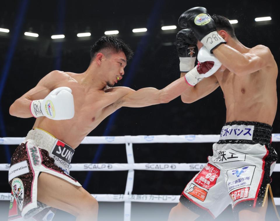 　５回、西田凌佑（右）を攻める中谷潤人（撮影・吉澤敬太）