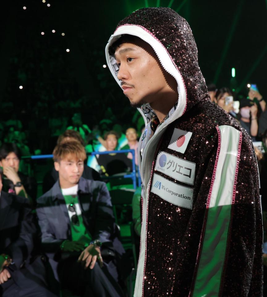 　井上尚弥の前を通り入場する中谷潤人（撮影・吉澤敬太）