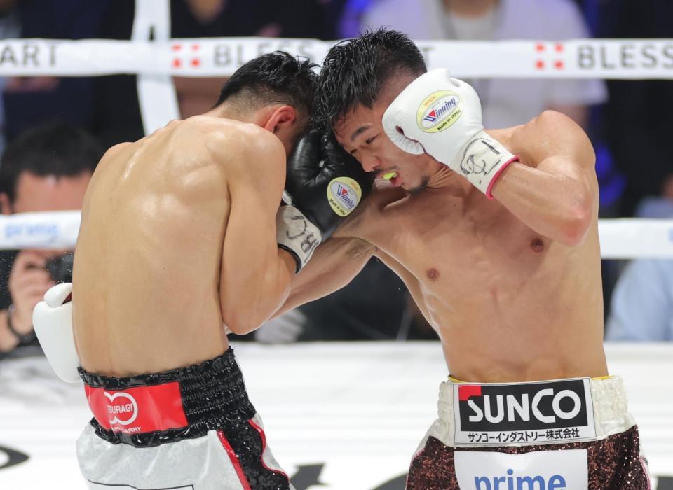 　４回、西田凌佑（左）のボディーに右フックをたたき込む中谷潤人（撮影・西岡正）