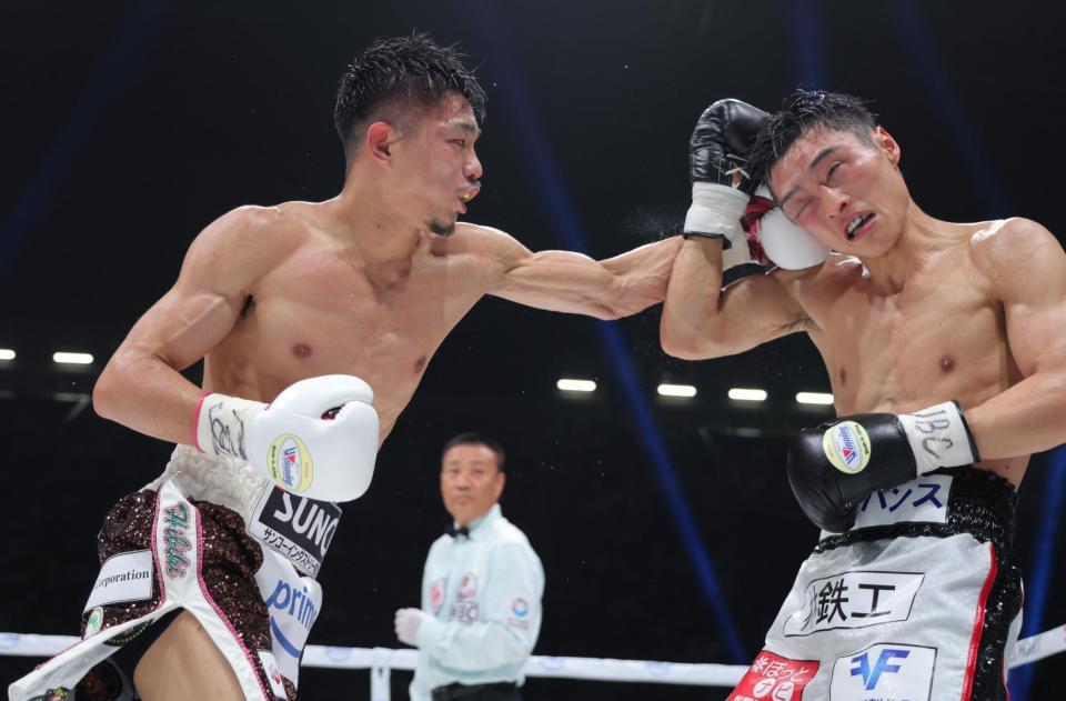 　６回、西田凌佑（右）に左ストレートを打ち込む中谷潤人（撮影・吉澤敬太）