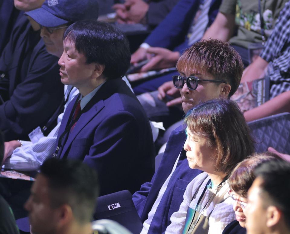 　大橋会長（左）と試合を見る井上尚弥（撮影・西岡正）