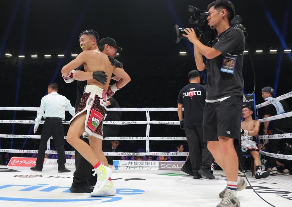 　６回終了後に西田凌佑（右奥）が棄権し、喜ぶ中谷潤人（撮影・吉澤敬太）