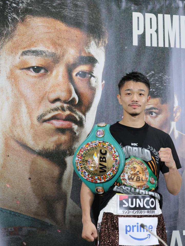 　試合後会見し、自身の写真の前でポーズを取る中谷潤人（撮影・吉澤敬太）