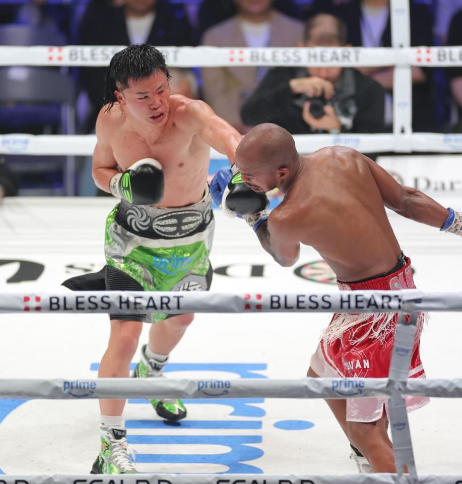 　１０回、ビクター・サンティリャン（右）に左フックを浴びせる那須川天心（撮影・西岡正）