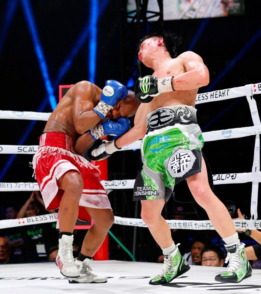 　ノンタイトル10回戦で攻める那須川天心（右）