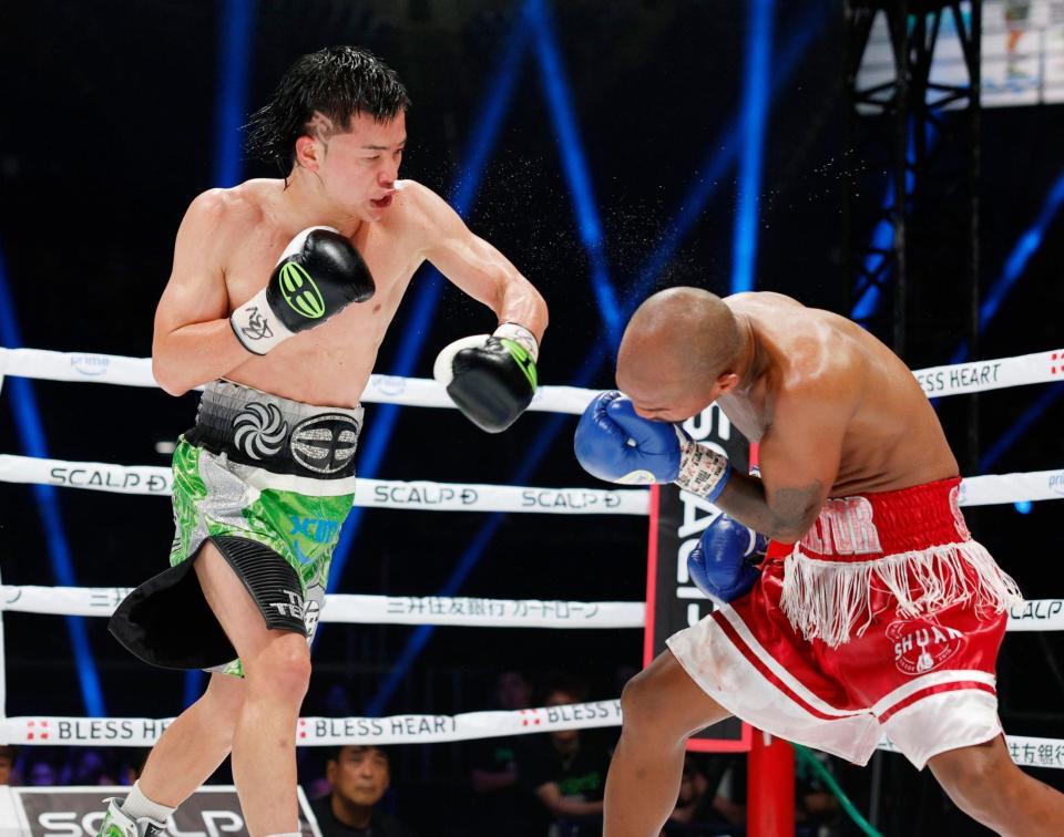 　ノンタイトル10回戦で攻める那須川天心（左）