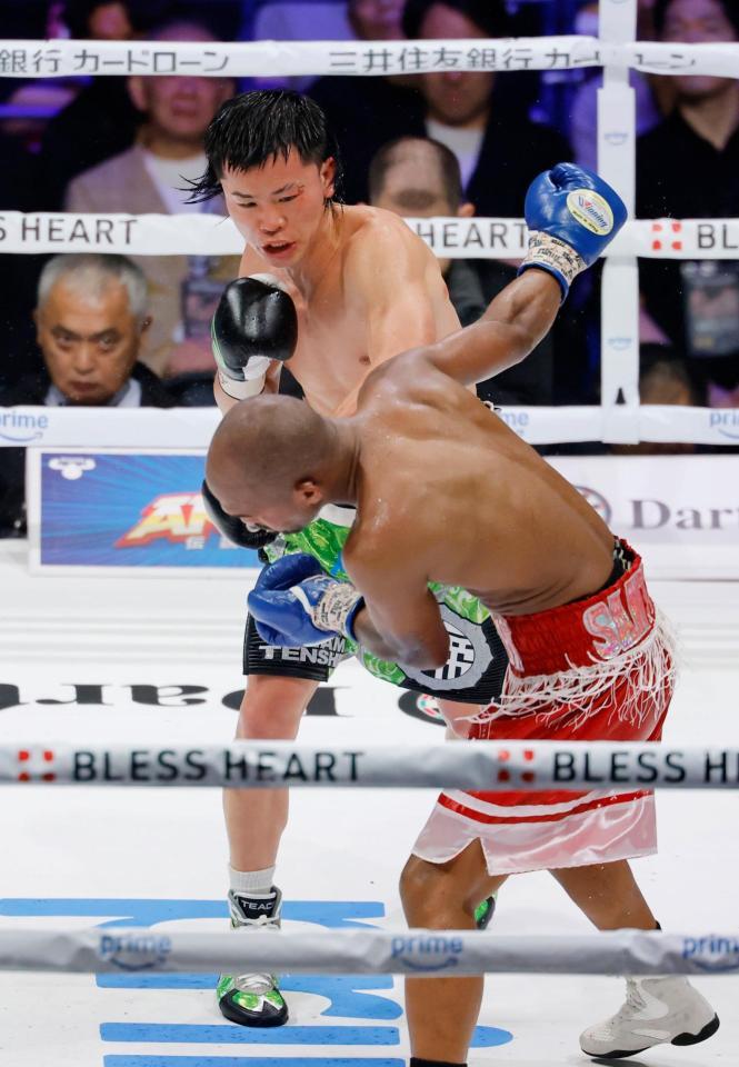 　ノンタイトル10回戦で攻める那須川天心（奥）