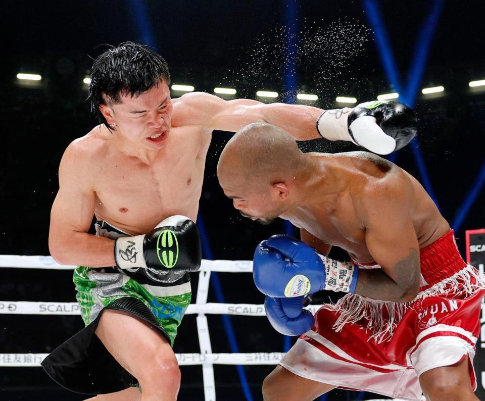 　ノンタイトル10回戦で攻める那須川天心（左）