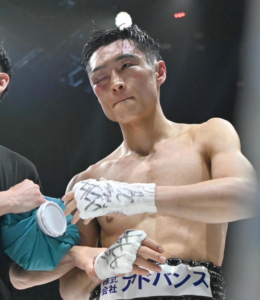 　右肩を脱臼し、試合を止められた西田凌佑