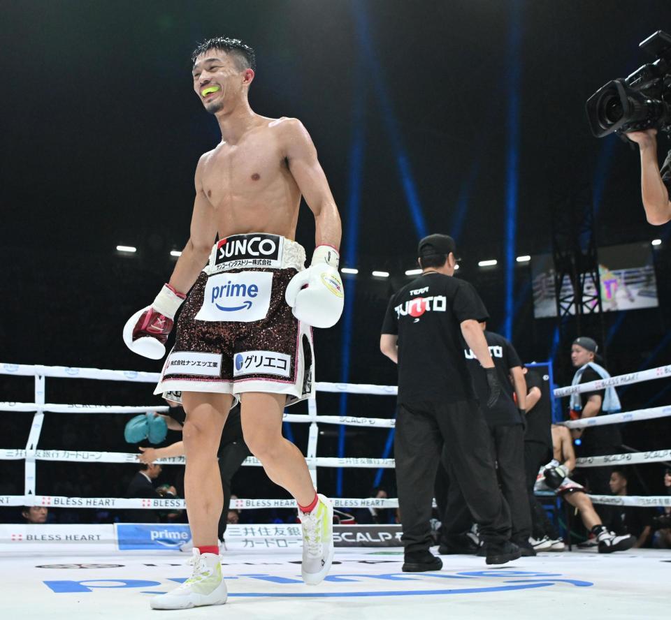 　６回終了後、ＴＫＯで西田凌佑に勝利し、笑顔を見せる中谷潤人