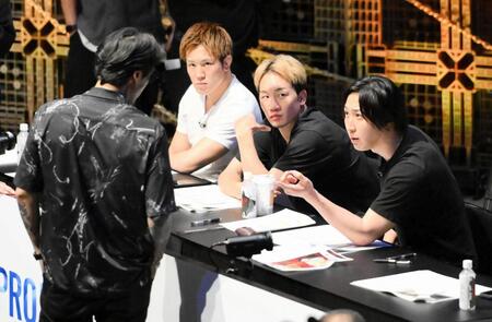 　言い争う溝口勇児ＣＯＯ（右）と瓜田純士（左）