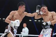 　６回、西田凌佑（右）に左ストレートを打ち込む中谷潤人（撮影・吉澤敬太）　