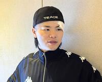 　前夜バッティングでカットした左目を止血しながら一夜明け会見に臨んだ那須川天心