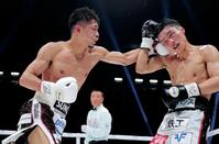 　６回、西田凌佑（右）に左ストレートを打ち込む中谷潤人＝８日