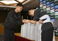 　バンタム級世界２団体統一戦から一夜明け、握手を交わす中谷潤人（左）と西田凌佑