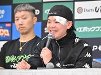 　ビクトル・サンティリャン戦から一夜明け、記者の質問に答える那須川天心（右）。左は粟生隆寛トレーナー