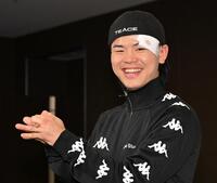 　一夜明け会見で、カエルのポーズをとって笑顔の那須川天心