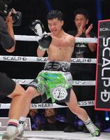 　入場しポーズを決める那須川天心（撮影・吉澤敬太）