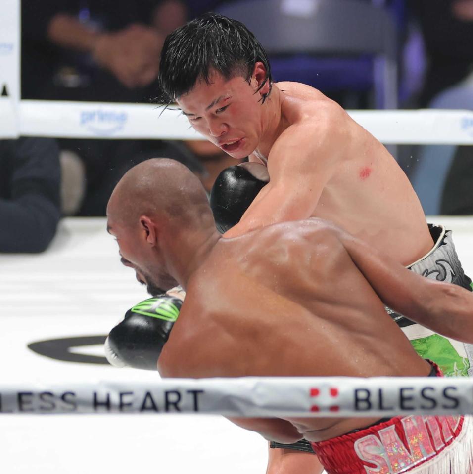 　８回、ビクトル・サンティリャン（手前）に左ストレートを放つ那須川天心（撮影・西岡正）