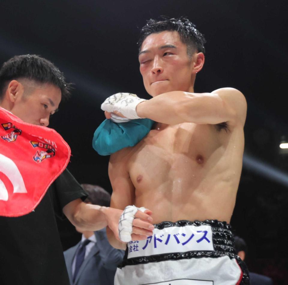 　右肩を脱臼し棄権した西田凌佑（撮影・吉澤敬太）