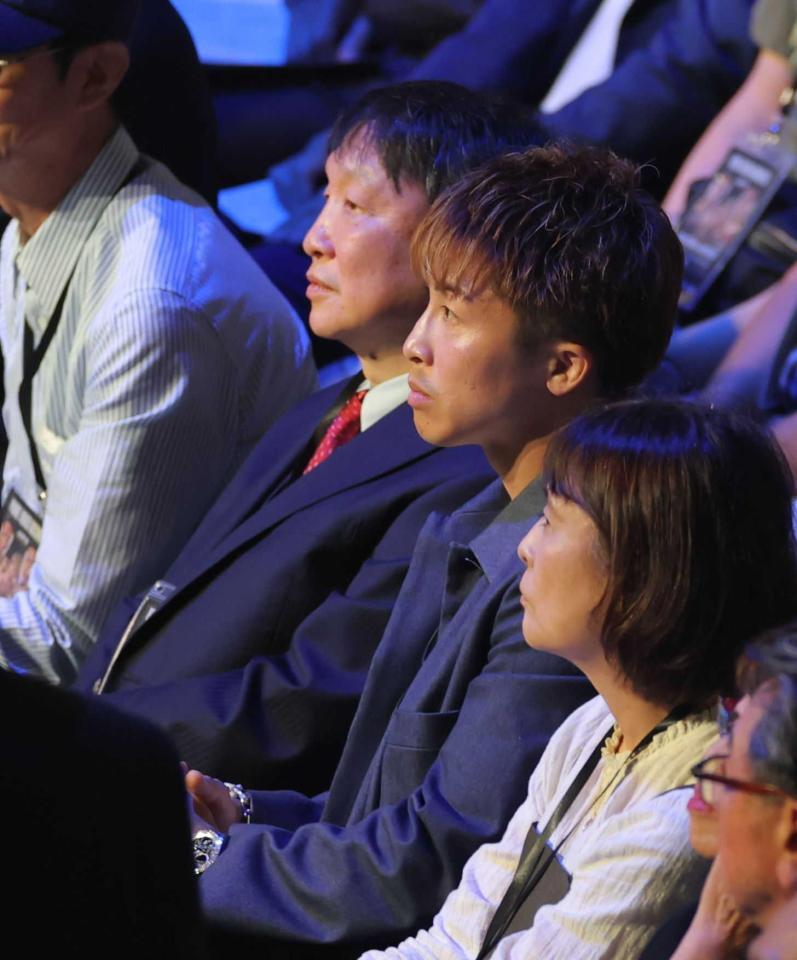 　試合結果を見る大橋秀行会長（奥）と井上尚弥（撮影・西岡正）