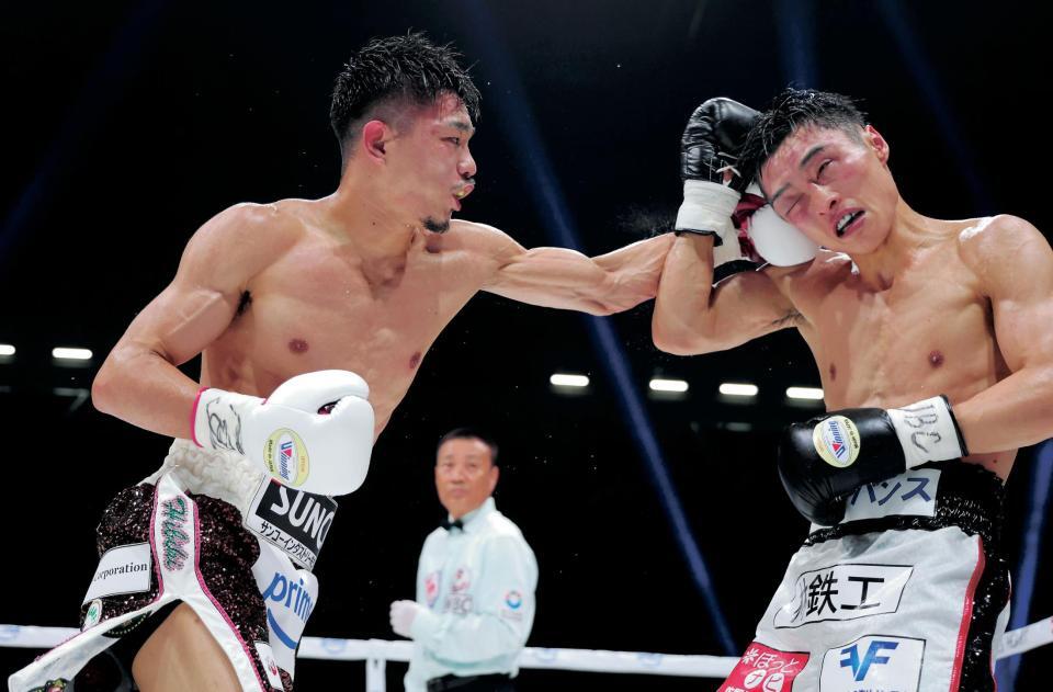 　６回、西田凌佑（右）に左ストレートを打ち込む中谷潤人＝８日