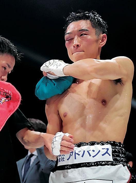 　右肩を脱臼し棄権した西田凌佑＝８日