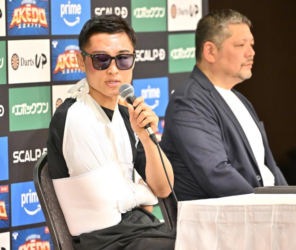 　バンタム級世界２団体統一戦から一夜明け、質問に答える西田凌佑（左）