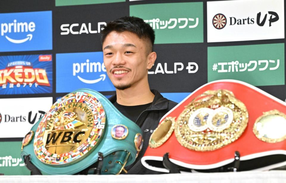 　バンタム級世界２団体統一戦から一夜明け、記者の質問に答える中谷潤人