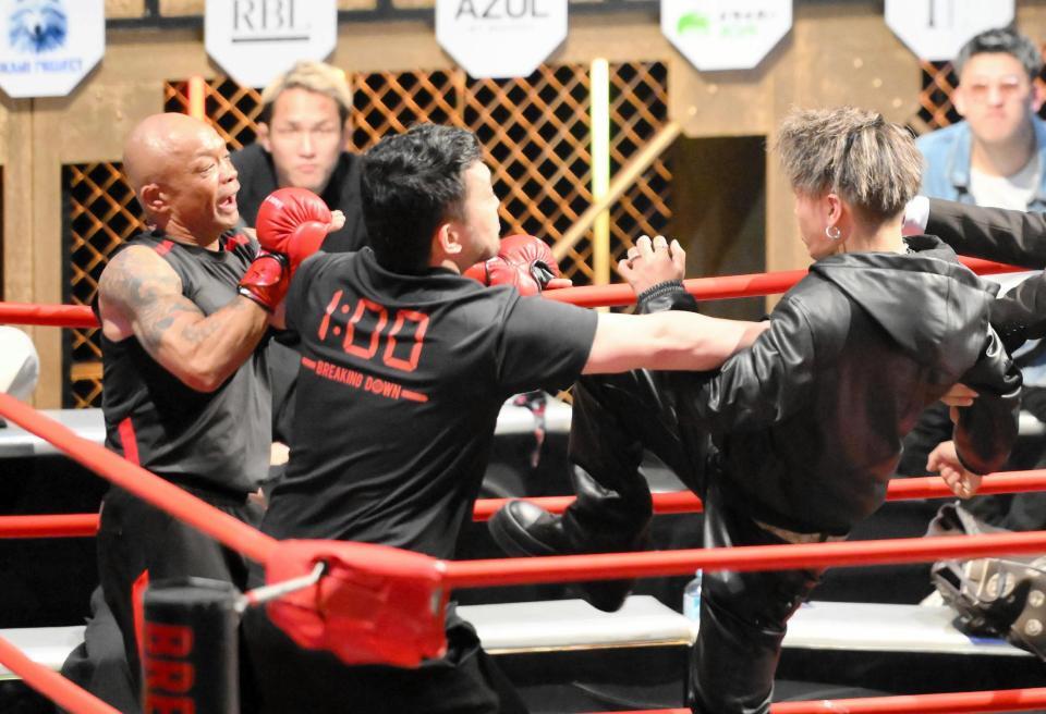 　内藤裕（左）に蹴りを見舞うレオ（右）