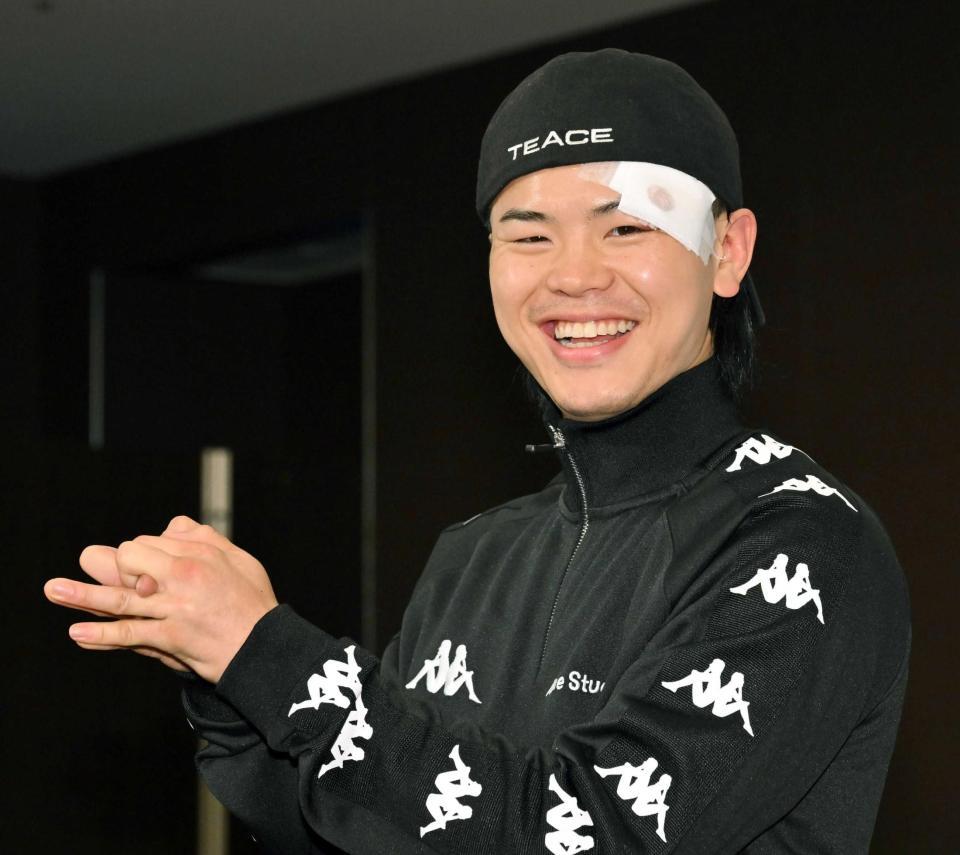 　一夜明け会見で、カエルのポーズをとって笑顔を見せる那須川天心（撮影・戸田泰雅）