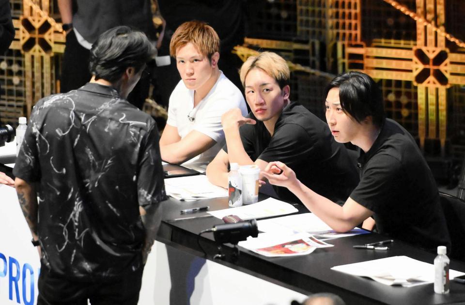 　言い争う溝口勇児ＣＯＯ（右）と瓜田純士（左）