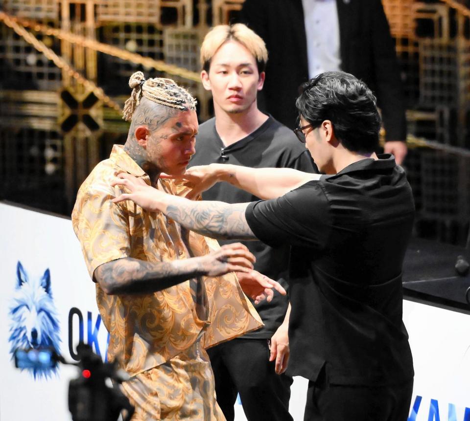 　ＳＡＴＯＲＵ（左）を引き離す飯田将成（右）