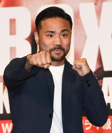 　拳を突き出す比嘉大吾（撮影・佐藤厚）