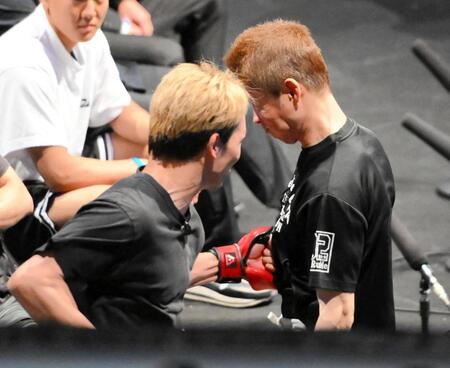 　朝倉未来（左）のパンチを受ける草場健氏楼（右）