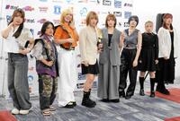 　会見に臨んだ（左から）妃南、飯田沙耶、羽南、朱里、Ｓａｒｅｅｅ、安納サオリ、梨杏、壮麗亜美