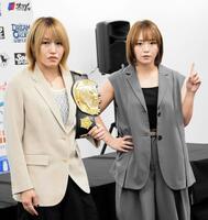 　ＩＷＧＰ女子選手権の調印式に臨んだ朱里（左）、Ｓａｒｅｅｅ