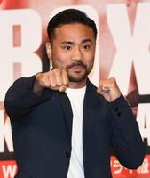 　拳を突き出す比嘉大吾（撮影・佐藤厚）