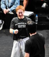 　溝口勇児ＣＯＯ（手前）と張り合う草場健氏楼（奥）