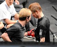 　朝倉未来（左）のパンチを受ける草場健氏楼（右）